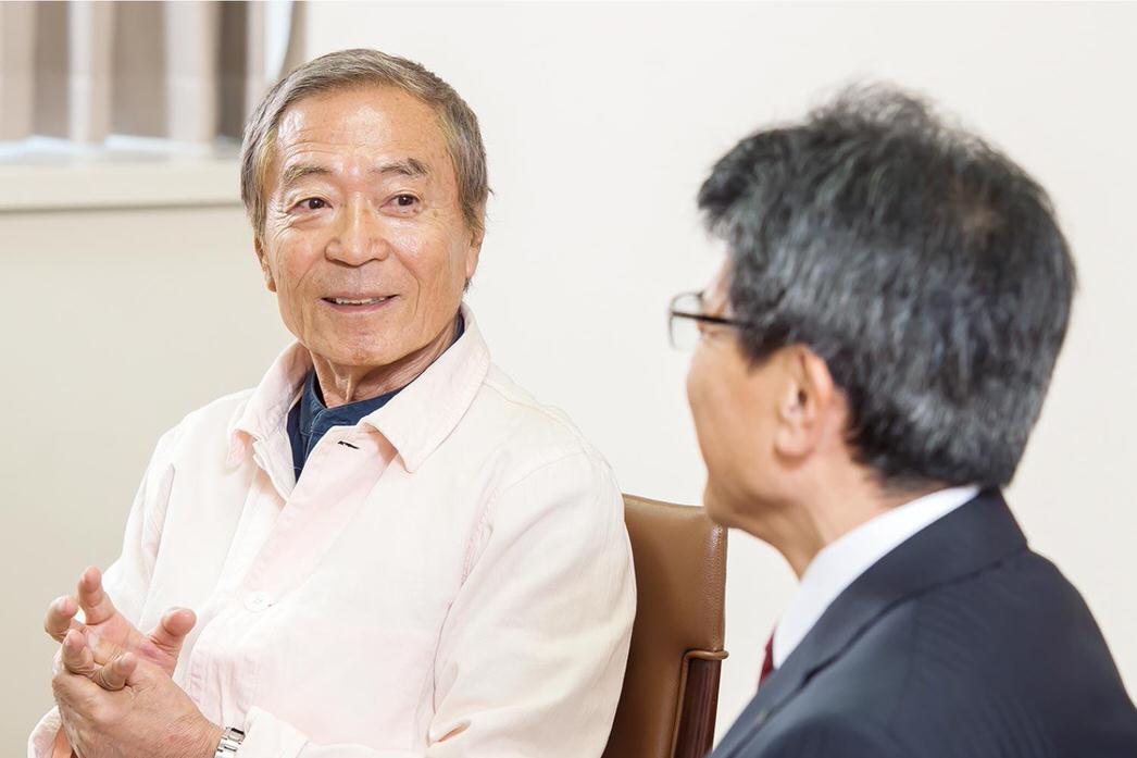 対談中の浅井氏と高木