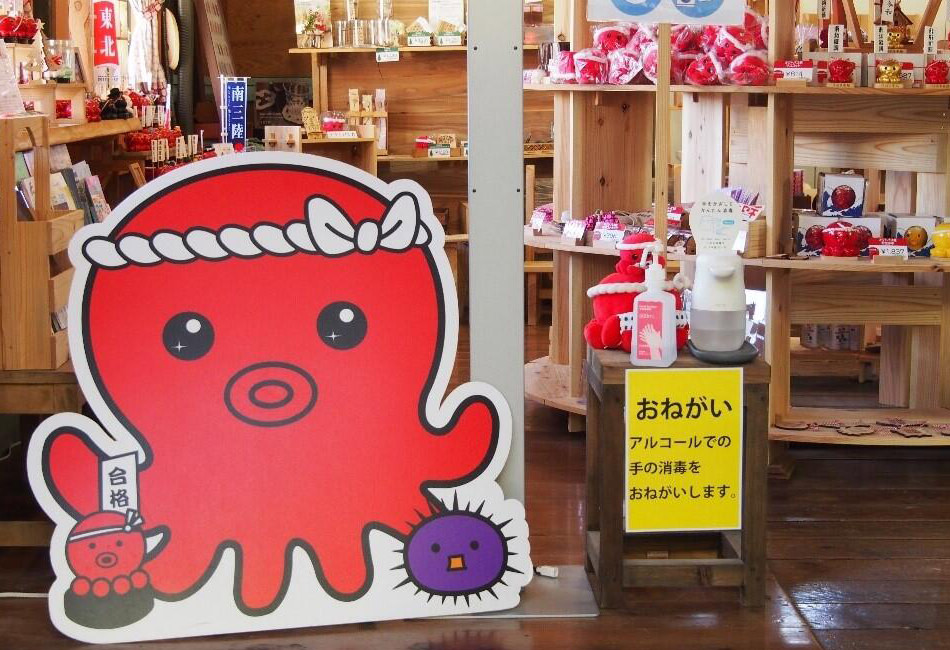 写真:看板キャラクター『オクトパス君』と南三陸YES工房のようす