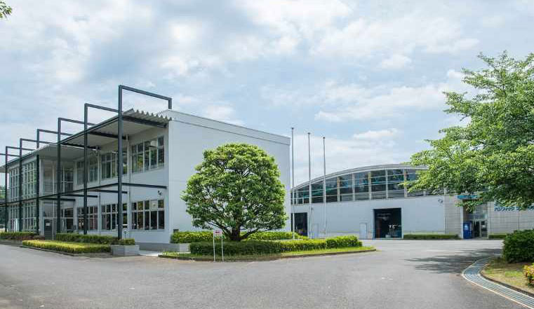 つくば技術研究センター構内(奥の建物は屋内実験場)